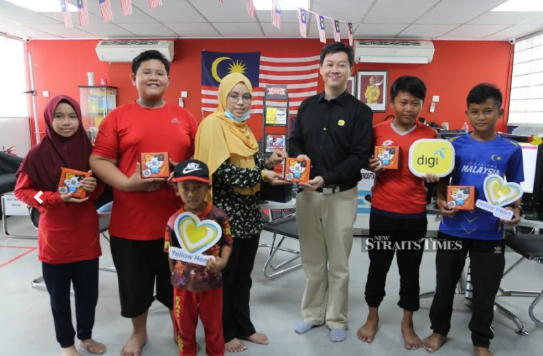 #TECH: Digi distributes micro:bits sets to 132 Pusat Internet