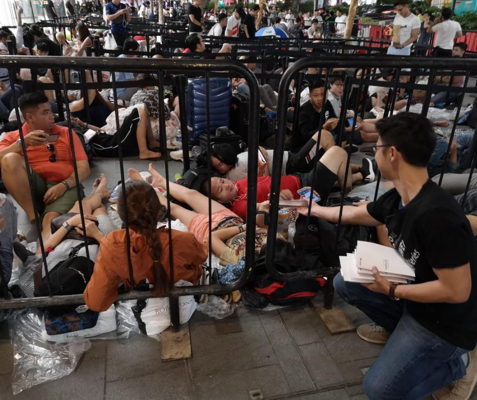 Huawei hijacked Apple store queues to hand out its own chargers