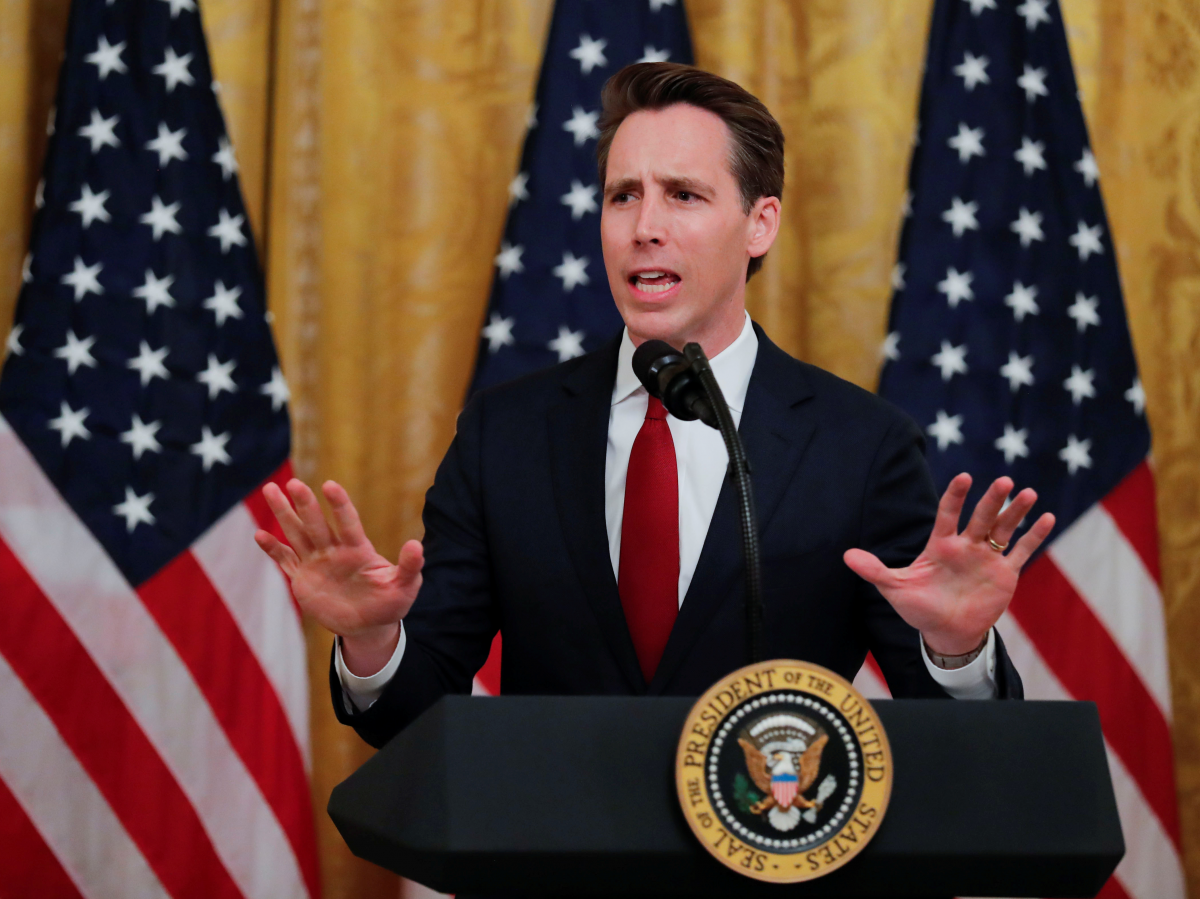 A US senator has introduced a bill that would stop Facebook, Twitter, or YouTube from endlessly showing you content, in an attempt to keep users from getting addicted to social media