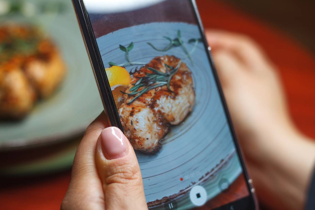 Seeing what your friends are eating on social media may influence your eating habits, says new study